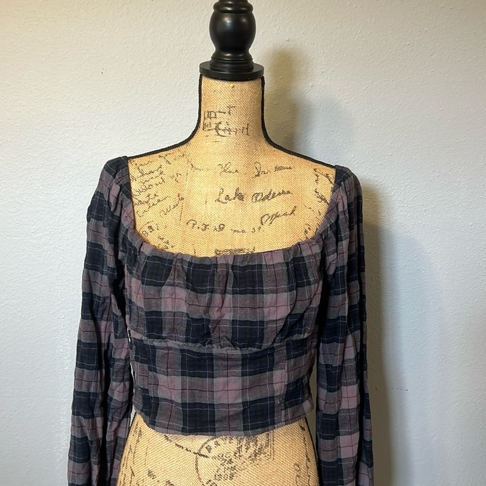 Cropped casual women’s top.